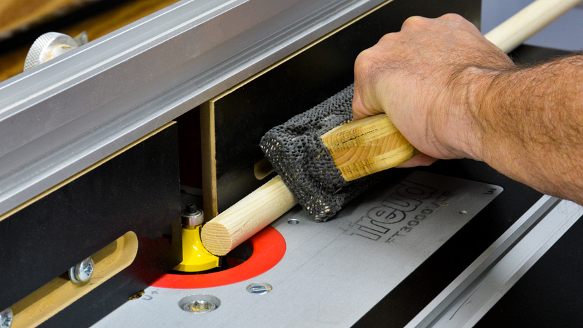 Making wood dowel on the router