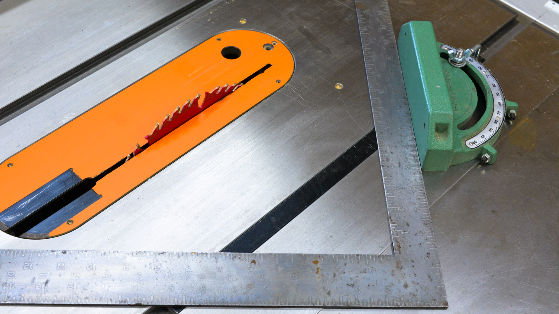 Table saw miter alignment 
