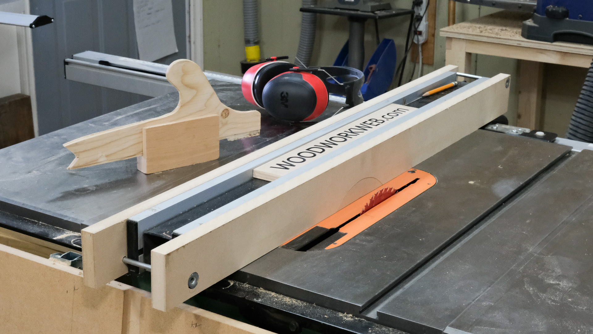 Sacrificial table saw fence