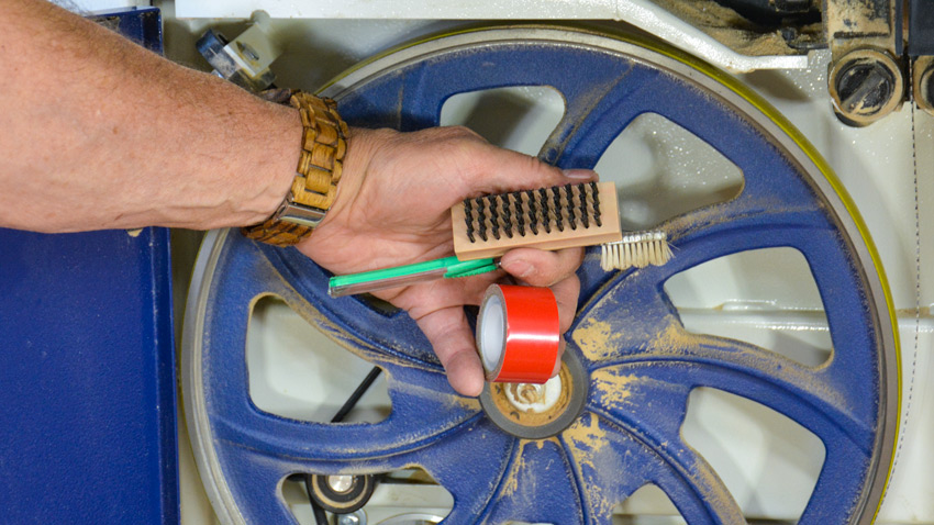 Handsaw wheel cleaning