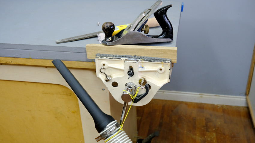 Bench mounted vacuum