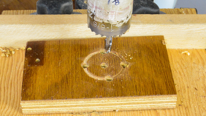 Easy drilling with hole saws