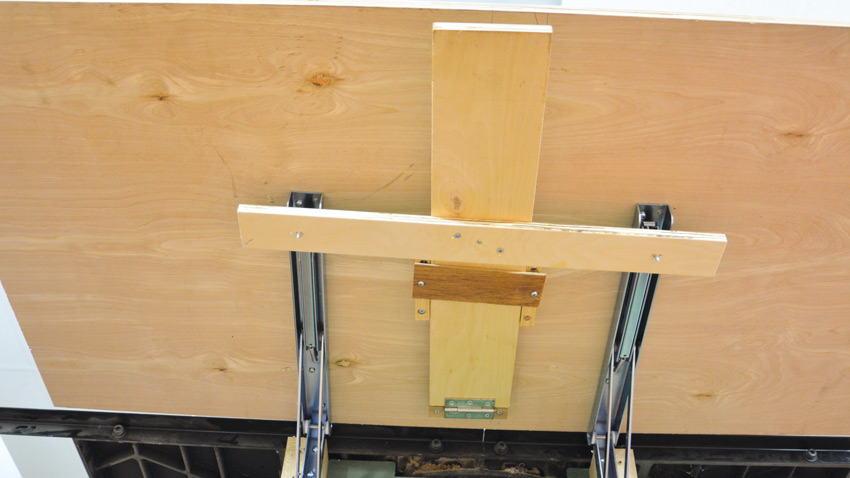 Outfeed table hinge