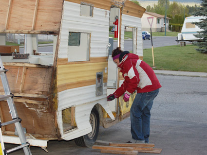Removing trailer siding