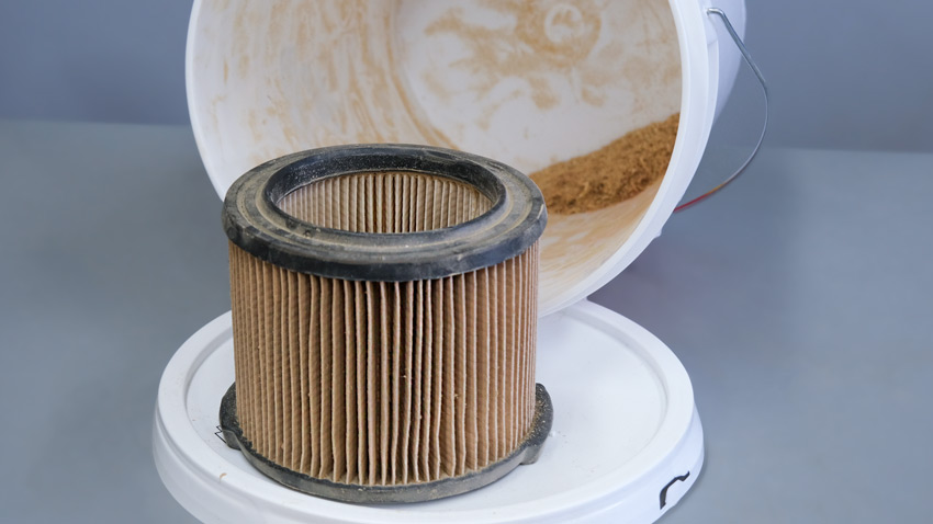 Cleaning wood dust filter