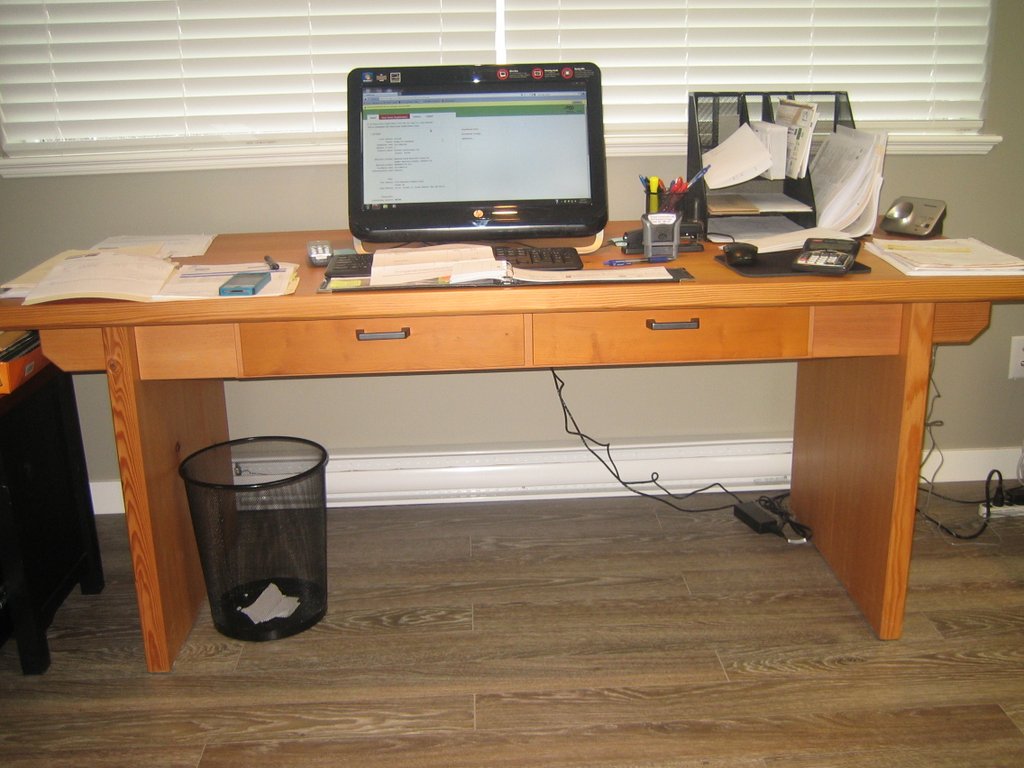 phil makin office desk